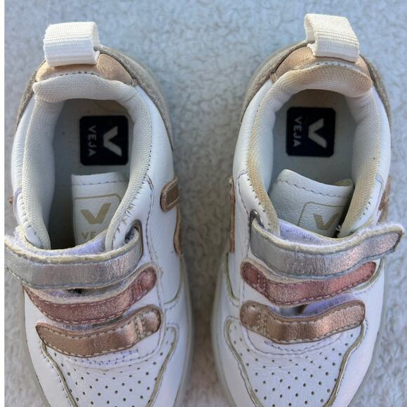 $110 Veja Unisex Small V-10 Leather Chrome Sneakers - Size 8.5 - Picture 3 of 6